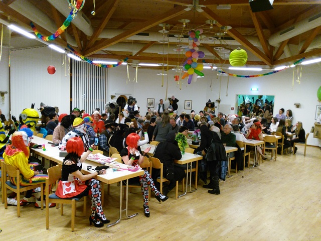 11 Die Mullergruppe aus Oberperfuss wartet bereits auf ihren Auftritt.jpg